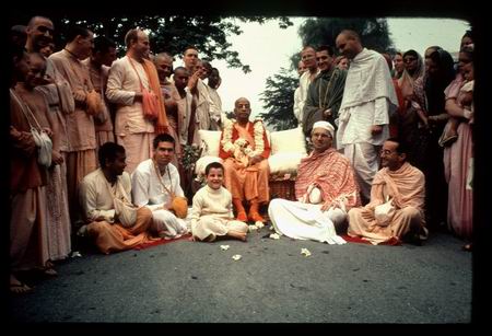 BI devotees with Prabhupada